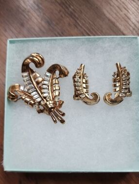 Trifari Gold-Tone Leaf Brooch and Earring Set - Absolutle stunner!